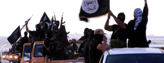 Das Bild zeigt Kämpfer auf den Ladeflächen ihrer Pick-ups mit der Fahne der Terrororganisation Islamischer Staat (IS). Das Bild zeigt Kämpfer auf den Ladeflächen ihrer Pick-ups mit der Fahne der Terrororganisation Islamischer Staat (IS).