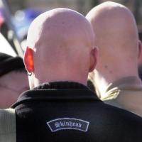 Das Bild zeigt zwei Aktivisten der Skinheadszene.