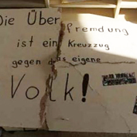 Das Bild zeigt ein Plakat mit der Aufschrift: "Die Überfremdung ist ein Kreuzzug gegen das eigene Volk!" Das Bild zeigt ein Plakat mit der Aufschrift: "Die Überfremdung ist ein Kreuzzug gegen das eigene Volk!"