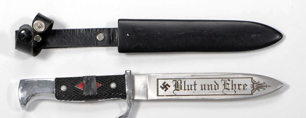 Auf dem Bild ist ein Messer mit einer Hakenkreuzgravur und dem Schriftzug "Blut und Ehre" zu sehen. Auf dem Bild ist ein Messer mit einer Hakenkreuzgravur und dem Schriftzug "Blut und Ehre" zu sehen.