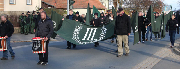 Das Bild zeigt Teilnehmer einer Kundgebung der Partei Der Dritte Weg. Das Bild zeigt Teilnehmer einer Kundgebung der Partei Der Dritte Weg.