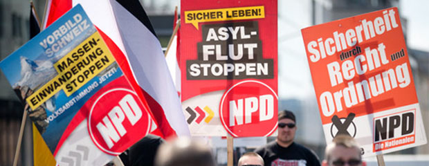 Das Bild zeigt Kundgebungsplakate der Partei NPD. Das Bild zeigt Kundgebungsplakate der Partei NPD.