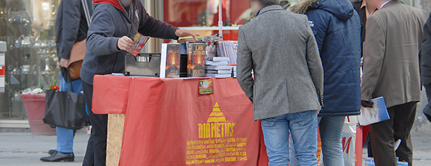 Das Bild zeigt einen Dianetics-Stand der Scientology-Organisation in einer Fußgängerzone. Das Bild zeigt einen Dianetics-Stand der Scientology-Organisation in einer Fußgängerzone.