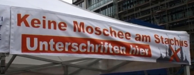 Infostand der Unterschriftenaktion "Kein europäisches Zentrum für den Islam in München (ZIE-M)" Infostand der Unterschriftenaktion "Kein europäisches Zentrum für den Islam in München (ZIE-M)"