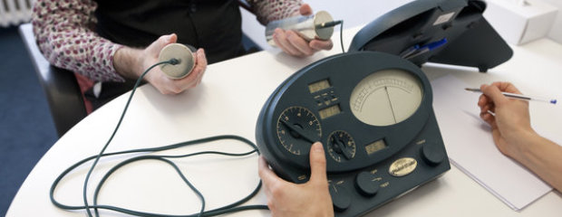 Das Bild zeigt ein E-Meter in Benutzung. Das Bild zeigt ein E-Meter in Benutzung.