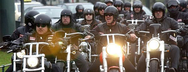 Das Bild zeigt mehrere schwarzgekleidete Mitglieder einer Rockergruppierung auf ihren Motorrädern bei einer Ausfahrt. Das Bild zeigt mehrere schwarzgekleidete Mitglieder einer Rockergruppierung auf ihren Motorrädern bei einer Ausfahrt.