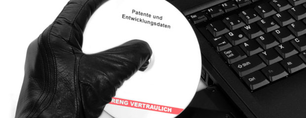 Das Bild zeigt eine Hand im schwarzen Handschuh, die eine weiße CD mit der Aufschrift "Patente und Entwicklungsdaten - Streng vertraulich" aus dem CD-Laufwerk eines Laptops entwendet. Das Bild zeigt eine Hand im schwarzen Handschuh, die eine weiße CD mit der Aufschrift "Patente und Entwicklungsdaten - Streng vertraulich" aus dem CD-Laufwerk eines Laptops entwendet.